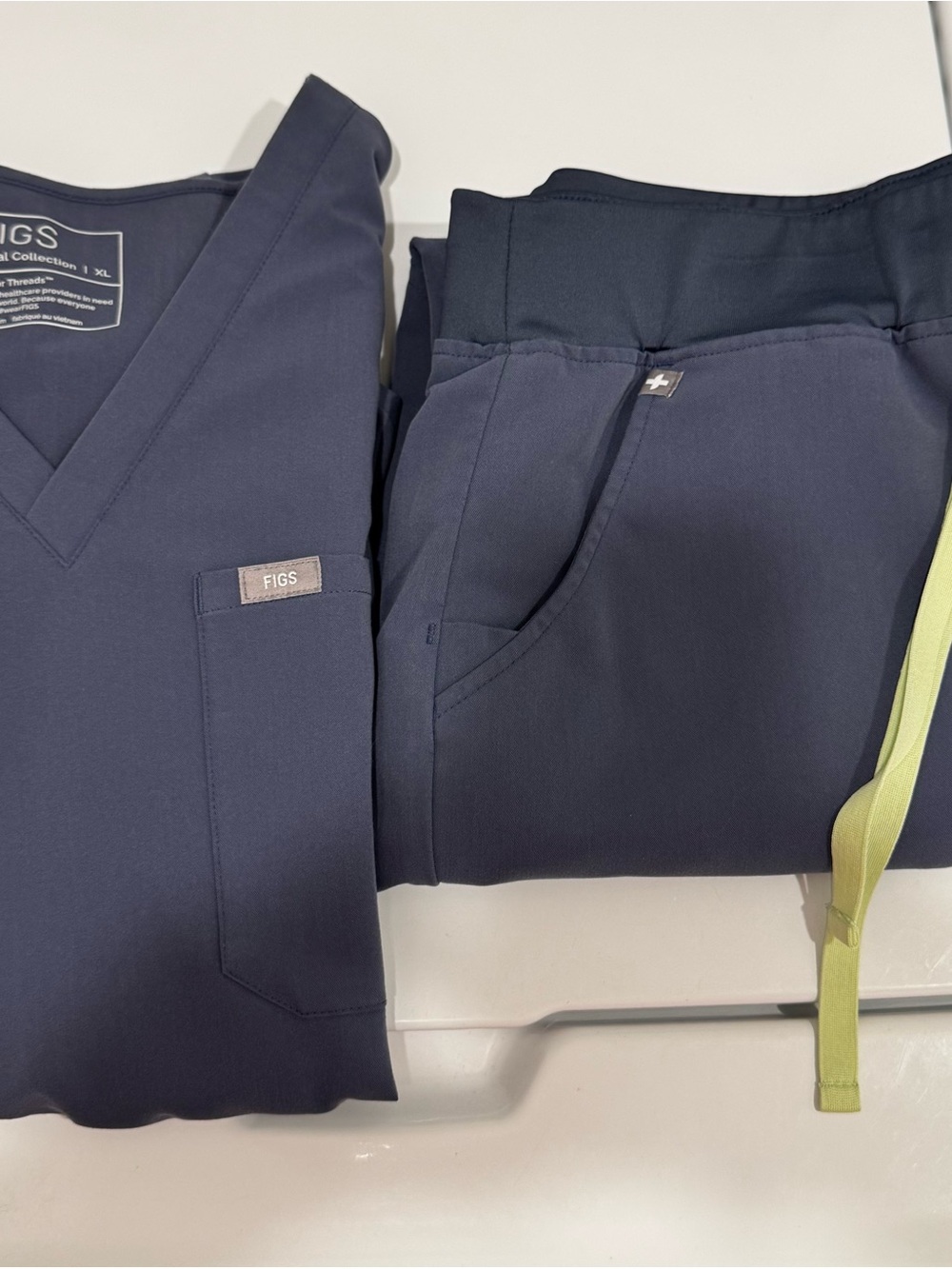 FIGS Scrub set. Catarina one pocket top XL and High Waist Zamora L in Space Navy